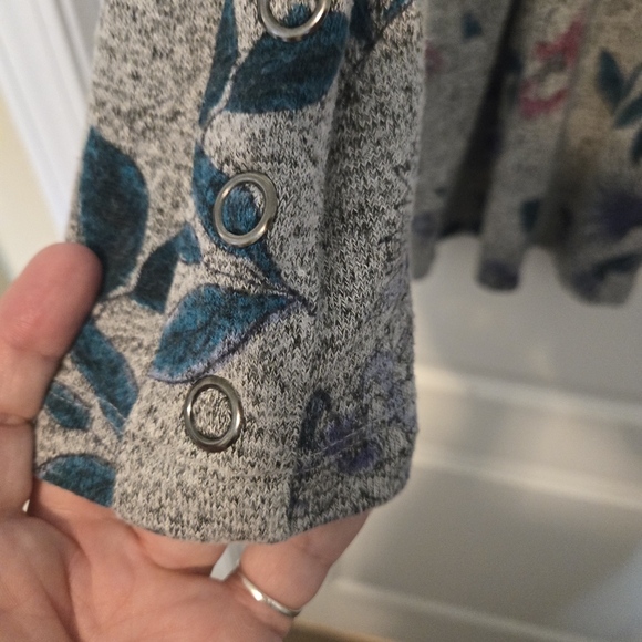 Lane Bryant Gray Floral Long Sleeve V-Neck Tee - Picture 3 of 4